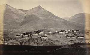 Het dorp Kibber, Spiti, met Chikkim in de verte door Samuel Bourne