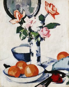 Roze en mandarijnrozen in een blauw-witte beker vaas met sinaasappels in een kom en een zwarte waaier, ca. 1924