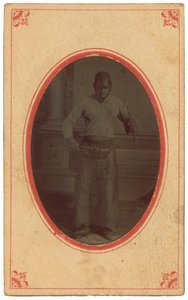 Portret van een man die gereedschap vasthoudt,c. 1875 (foto) door Sarah Luse Larimer