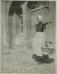 Vrouw met twee manden, Foto van Reizen in Europa en Noord-Afrika