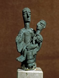 Nuragische cultuur (nuraghi) Sardinië: bronzen beeldje van Moedergodin die een dode krijger ondersteunt. Uit Urzulei nabij Nuoro. 8e-7e eeuw v.Chr. Cagliari, Museo Nazionale Archeologico, Sardinië, Italië