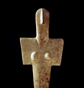 Nuragische cultuur (nuraghi) Sardinië: kalkstenen beeldje van moedergodin, Cycladisch type idool, uit Senorbi (Trexenta Regio) daterend uit de prenuragische periode (20e eeuw v.Chr.) Eneolithisch. Dim. 42 cm Cagliari, Museo Nazionale Archeologico, Sardinië door Sardinia Nuragic Civilization