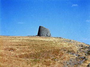 Nuragische cultuur: ruïnes van de nuragische stad op de megalitische site van Macomer door Sardinia Nuragic Civilization