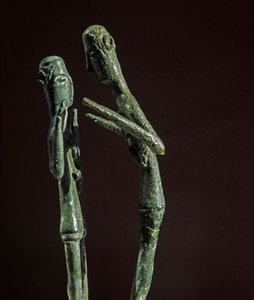 Nuragische cultuur (nuraghi) Sardinië: gebeeldhouwde groep bronzen worstelaars. 8e-7e eeuw v.Chr. Cagliari, Museo Nazionale Archeologico, Sardinië, Italië door Sardinia Nuragic Civilization