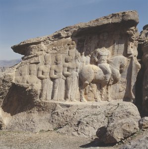 Rotsreliëf met Shapur I (AD 241-72) en zijn familie met heraldische emblemen op hun hoeden, met een drietalige inscriptie op het paard in het Grieks, Parthisch en Midden-Perzisch door Sasanian