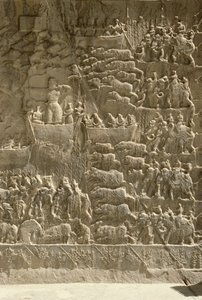 Een koninklijke zwijnenjacht, mogelijk Khosrow II die een pijl schiet vanaf een boot, reliëf van de zijkant van de aivans, c.620 door Sasanian School