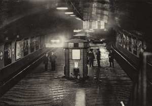 Berlijn: Ondergrondse station Inselbrücke