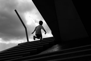 De opwaartse reis van de jongen