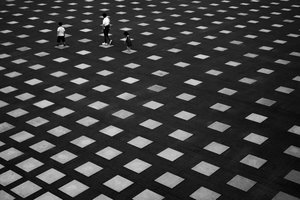 Mensen op een geometrische ondergrond door Satoshi Hata