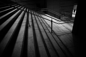 Trappen in de schaduwrijke stad