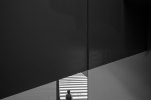 Eenzame figuur – Stedelijke geometrie
