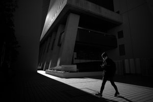 Stedelijk pad in het licht