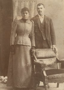 Foto van een Afro-Amerikaans stel achter een stoel, circa 1890 door Schmitz Studio
