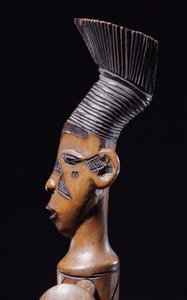 Detail van een fijne Magbetu harp die de kop finaal in profiel afbeeldt