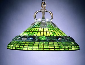 Een Glas-in-loodschildpadtegel en Bronzen Kroonluchter