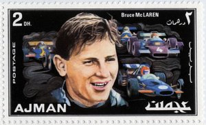 Emiraten Arabische Eenheden postzegel met Nieuw-Zeelandse autocoureur Bruce McLaren (1937-1970) door School Arabic