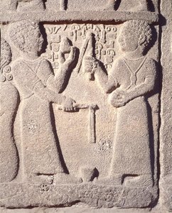 Reliëf van twee jongens die met een tol spelen, uit Carchemish, Turkije door School Assyrian