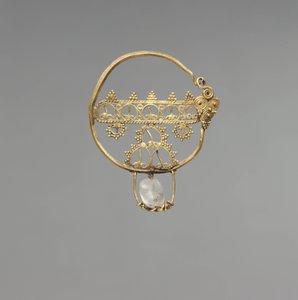 Oorbel met opengewerkt patroon, Vroeg Byzantijnse Periode, 600-800 (goud met bergkristal kraal) door School Byzantine