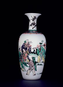 Een Chinese porseleinen vaas versierd in famille verte emaille door School Chinese