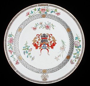 Een famille rose wapenbord met de wapens van Leonrodt van Oostenrijk, c.1730