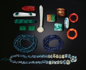 Een selectie van Chinese sieraden inclusief een zeldzame lange streng van vroege glazen kralen, Oorlogende Staten Periode; Vijf strengen van vroege glazen kralen uit de Han-dynastie; Een groep glazen ornamenten, allemaal Qing-dynastie en een groep glazen r