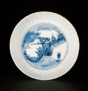 Blauw-witte kraak schotelschaal geschilderd met een figuur in een landschap, Egret mark, Wanli of Tianqi door School Chinese