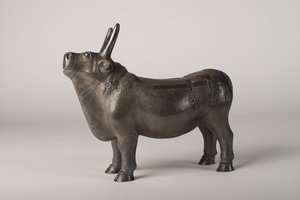 Stier (zilver met gegraveerde en repoussé decoratie) door School Chinese
