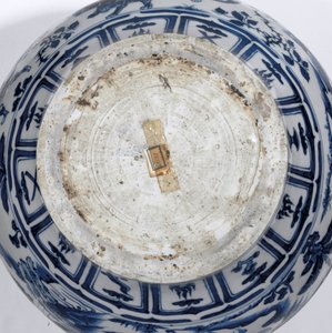 Detail van een uitzonderlijk zeldzame en belangrijke blauw-witte pot, Guan Yuan Dynastie, midden 14e eeuw door School Chinese