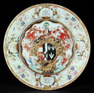 Dinerbord geschilderd in famille rose email in de Rococo stijl met de wapens van Leake Okeover Esq., Kangxi periode (1662-1722) door School Chinese