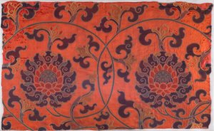 Fragment textiel met ontwerp van scrollende lotusbloemen, -stelen en -bladeren (satijn met draaibinding) door School Chinese