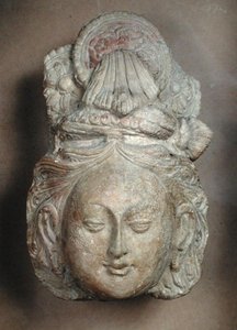 Hoofd van een Bodhisattva met een uitgebreide haardracht, uit Tumshuq (Xinjiang) 6e-7e eeuw door School Chinese