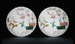 Paar schotels versierd met famille verte email in Kakiemon-stijl, Kangxi-periode door School Chinese