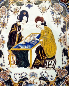 Twee vrouwen die dammen spelen. China 18e eeuw. keramiek. Milaan