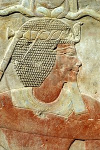 Oud Egypte, Muur schildering/gravure, Een Farao, dragend de Atef kroon, Karnak Tempel, Luxor door School Egyptian