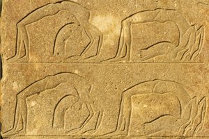 Vrouwelijke acrobaten die optreden, Karnak Tempel, Luxor