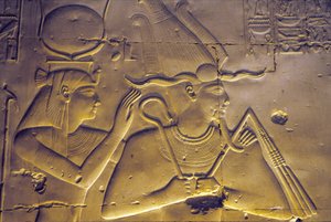 Oude Egypte, Muur schildering/gravure, Godin Isis omhelst haar zittende echtgenoot, Osiris, Tempel van Seti I, Abydos