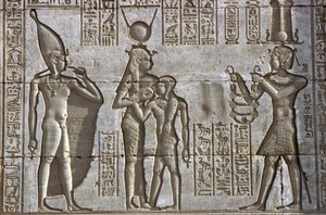 Oud Egypte, Muur schildering/gravure, Isis voedt de jonge farao in aanwezigheid van de goddelijke baby Ihy, terwijl de Farao een offer brengt, Tempel van Hathor, Dendera door School Egyptian