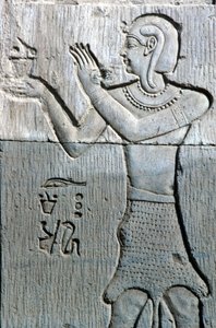 Oud Egypte, Muur schildering/gravure, Priester gekleed in een luipaardhuid, offert wierook, Tempel van Sebek en Horus Kom Ombo