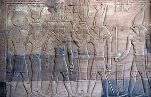 Oud Egypte, Muur schildering/gravure, Ptolemaeus XIII wordt gepresenteerd aan Horus, Sebek en Horus Tempel, Kom Ombo