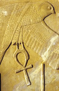 De Horusvalk die de Ankh draagt, symbool van leven, Karnak Tempel, Luxor door School Egyptian