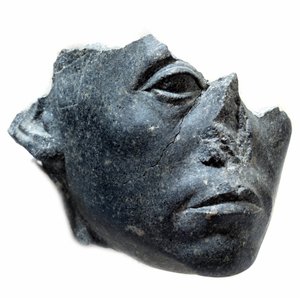 Oude Egyptische kunst: Hoofd van koning Sesostris III. Standbeeldfragment. Zwarte granieten sculptuur, circa 1900 v.Chr. (12e dynastie, circa 1963-1786). Parijs, Musee Du Louvre