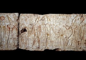 Oude Egyptische Kunst: Ramses II brengt offers aan Osiris. Laag reliëf in kalksteen uit Abydos (1279-1213 v.Chr.) 19e Dynastie. Nieuwe Rijk. Parijs, Musée du Louvre