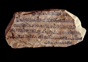 Kunst van het oude Egypte: ostrakon (of ostracon) (meervoud: ostraca of ostraka) hiëratisch (potscherven waarop heilige dingen zijn geschreven). Nieuwe rijk van Egypte. Parijs, Musée du Louvre