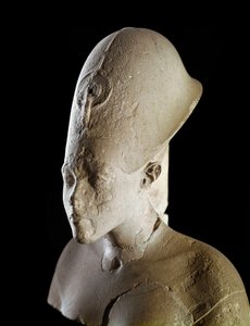 Buste van Farao Achnaton (Amenophis IV). 18e dynastie (1550-1295 v.Chr.). Uit Tell el Amarna. Parijs, Louvre Museum