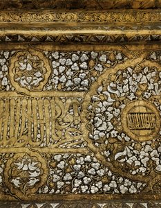 Detail van een Mamluk kandelaar basis in de naam Sultan Shihab Al-Dunya Wa Al-Din Ahmad bin Al-Malik Al-Nasir Muhammad