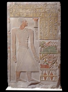 Egyptische oudheid: kalkstenen stèle van het monument ter nagedachtenis aan de woordvoerder van de vizier Senousret, die een kapel vormt. Rond 1700 v.Chr. Laatste 12e dynastie