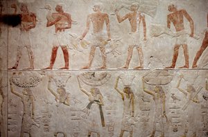 Egyptische oudheid: mannen die eenden dragen. Kalkstenen reliëf uit de Kapel van Mastaba van Akhethetep in Saqqara. 5e dynastie (rond 2500-2350 v.Chr.) 2300 v.Chr. Parijs, Louvre Museum door School Egyptian