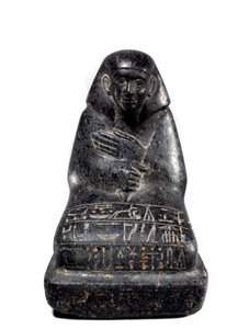 Egyptische oudheid: sculptuur in gabbro die hoge ambtenaar Senpou voorstelt. Middenrijk (2033-1710 v.Chr.) Parijs, Louvre Museum door School Egyptian