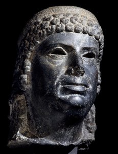 Hoofd van Cleopatra III, basalt sculptuur door School Egyptian