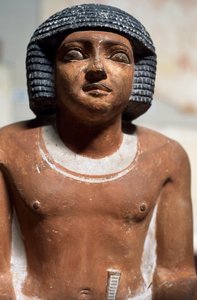 Mannelijke figuur, beschilderd kalkstenen standbeeld, Egyptische beschaving, detail door School Egyptian